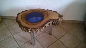 Nussbaumholztisch mit Glaseinsatz